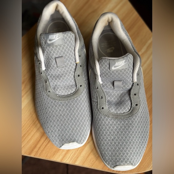 Nike White and Gray Women’s Sneakers Size 8 - Picture 10 of 11